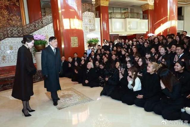 泰国王后是个狠人，47岁穿十厘米细高跟，一天赶三场活动未见疲惫