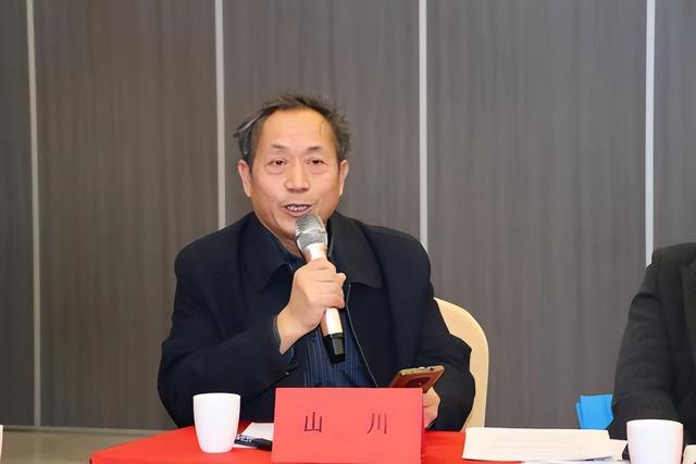 思勤高娃敬献书法作品《东方神》纪念毛泽东同志诞辰132周年