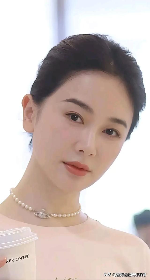 左小青不愧是大美人！到底还是美了一辈子哈，快50岁了还风韵犹存