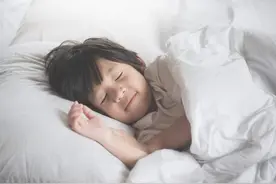 孩子睡前尽量少吃这两种食物，睡不踏实，还会影响大脑发育图片