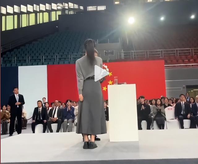 终于知道给马克龙献花的清纯女孩了！女孩身份曝光，颜值极高太美
