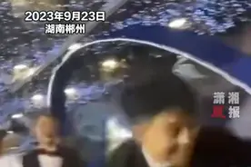 婚礼上的“显眼包”！男生追赶单身兄弟要送手捧花图片