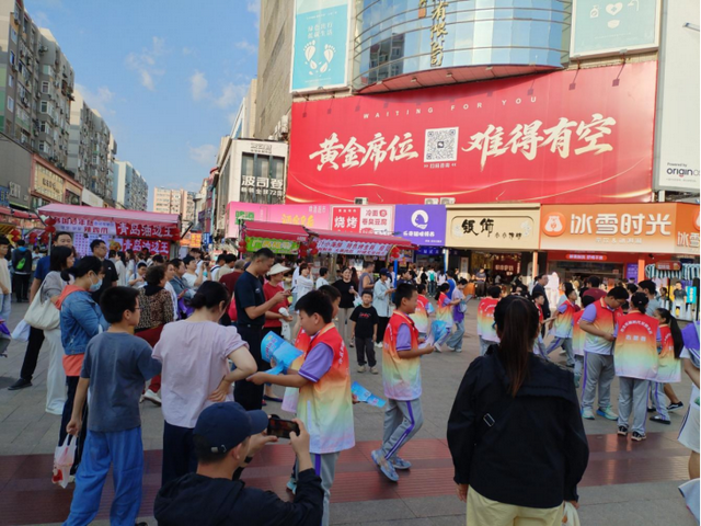 畅游青岛 文明相伴！市北区“小小文明观察员”亲子行动 步行街上倡树文明旅游新风
