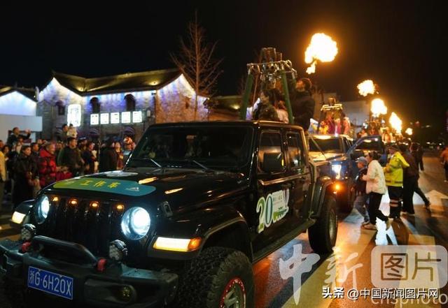 浙江武义：民众近距离接触热气球 感受热气球表演的独特魅力