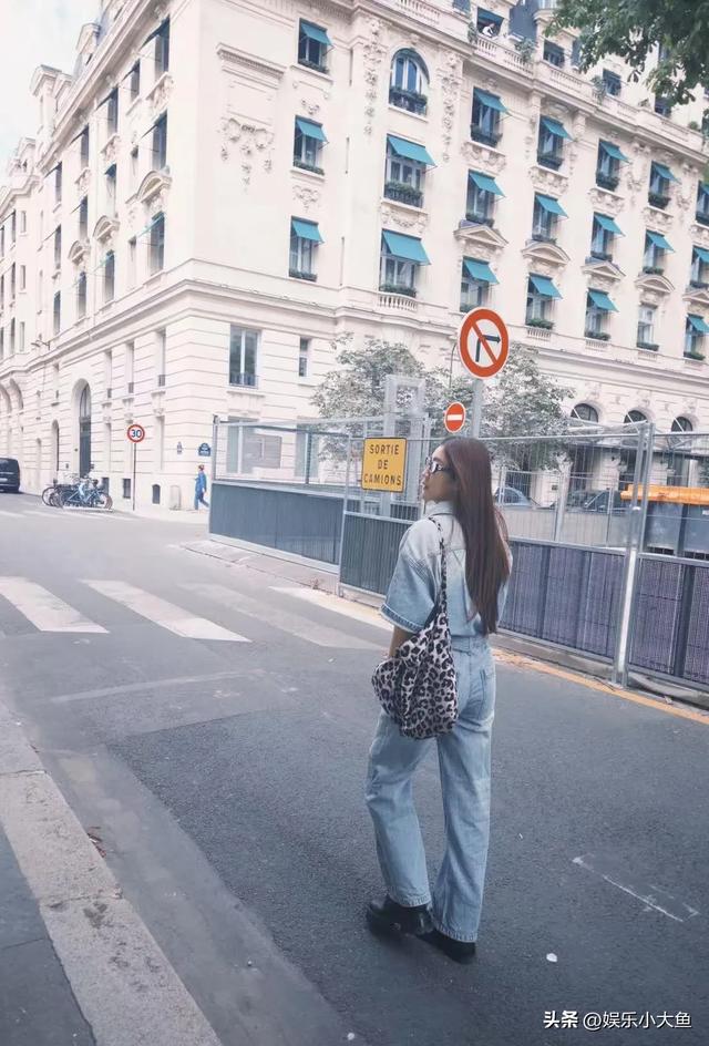 陈梦亮相巴黎时装周，一袭挂脖衣性感迷人，梦姐不打球穿衣好大胆