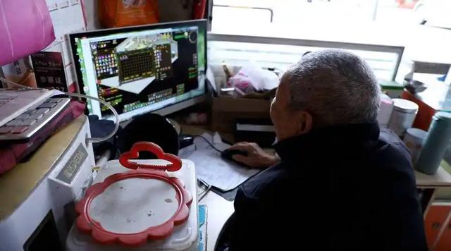 80岁爷爷沉迷游戏，不仅当起游戏主播，还和孙子消除两代人的代沟