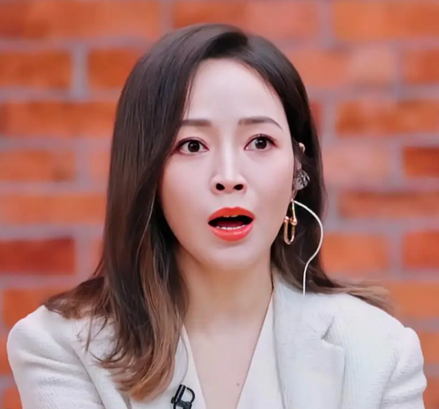 谢娜成为中秋晚会主持人不到24小时，恶心一幕出现，侯佩岑也遭殃