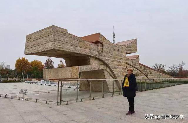 盘龙悠远银杏黄 水中学友情谊长