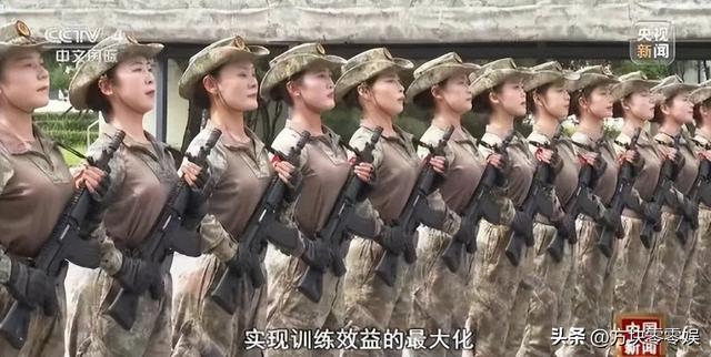 93受阅女兵参加婚礼被骂惨！网友：穿这套衣服去是几个意思？