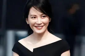 54岁还未婚未育，却让男人死心塌地陪她20年，俞飞鸿才是人间清醒图片