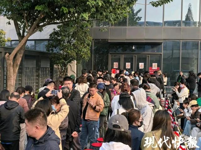 最新资讯-全国多地爆火！有人深夜10点被劝退，上海一店卖98元仍排长队；网友直呼“看不懂”(6)