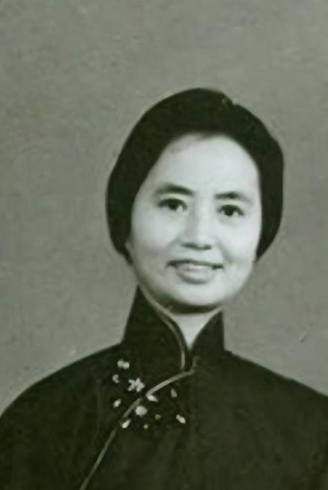 1962年，与周总理贺龙一起喝酒，陈毅猛地惊叫：张茜，我的脚好痛