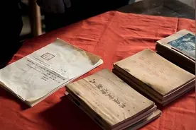 1951年宁波80岁老农挖开儿子坟墓取出破包，当地政府：赶紧送中央图片