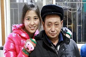 重庆36岁光棍捡到女婴，把她养到成年却说：走吧，你不是我亲生的图片