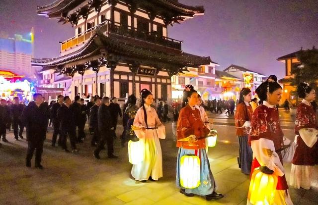 仲景养生小镇“跨年光影盛宴”火爆出圈