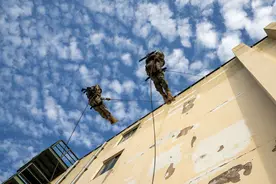 武警特战队员高空索降训练 帅！图片