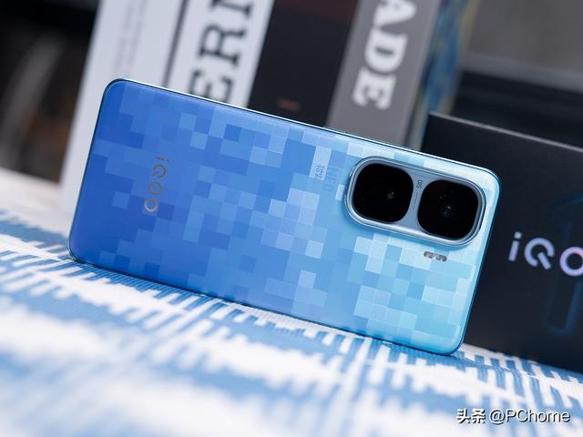 iQOO Neo10 Pro+图赏 小方块致敬像素科幻风