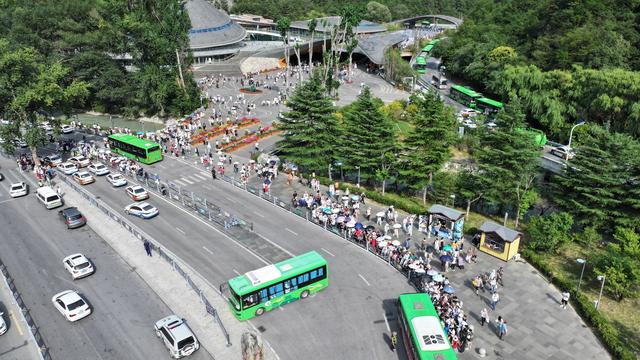 烈日下的坚守：九寨沟4.1万游客高峰背后的暖心风景