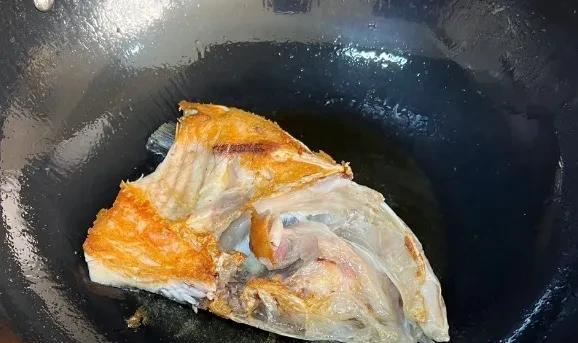 天冷了，怎么少得了这道菜呢？冬日里的鱼头豆腐煲