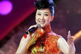 连登24年春晚的宋祖英，带着聋哑弟弟不敢找对象，风光背后有泪水图片