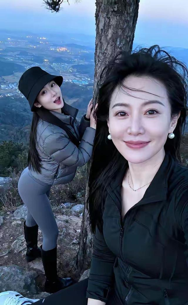 快五十岁爬山累到腿软，闺女一路陪伴加油，山顶景色让我忘记疲惫