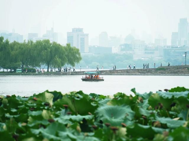 从吴山广场出发，3000多名徒步爱好者一起走过西湖！