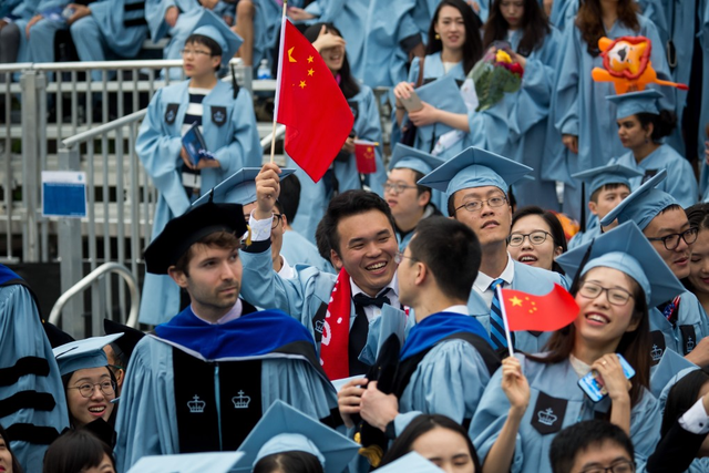 美国财长破防了：中国再不卖稀土，我就把几十万留学生全赶回去！