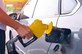 为啥加完油后不要直接走？老司机：走了加油站员工可就偷着笑了图片