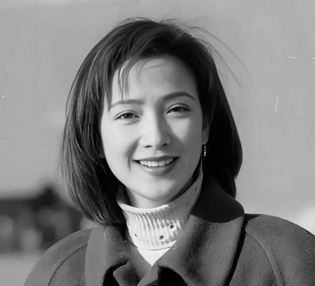 何晴葬礼举行！儿子手捧骨灰，遗像曝光惹泪目，廖京生现身送别