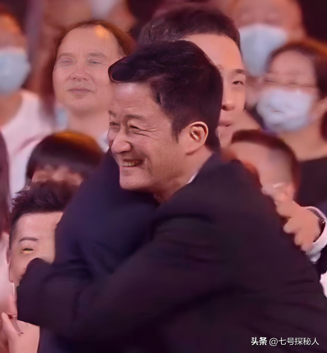带着儿子倒贴嫁给张译，如今19年过去，才知道她嫁得有多值
