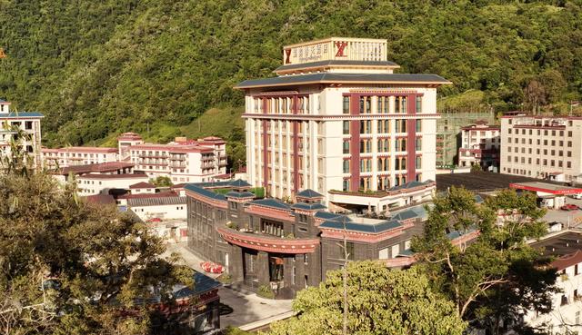 紫韵启幕墨脱新章 高原孤岛绽华光 边城首座五星级地标酒店盛大开业
