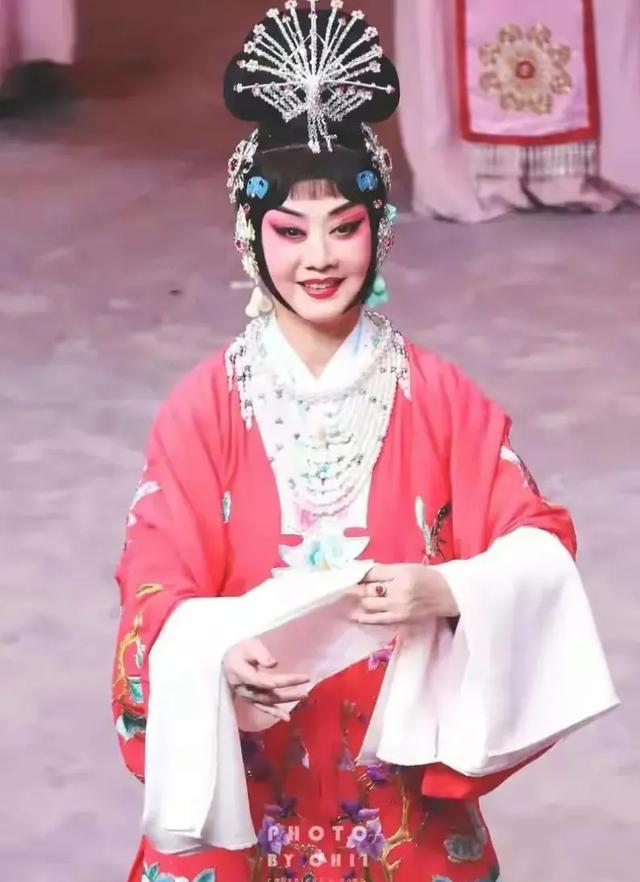至今未婚未育，身边却有男人陪了近27年！59岁的她才是真人间清醒