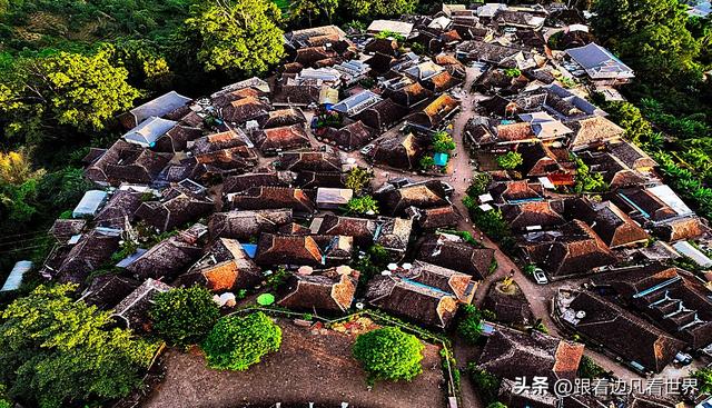 《西双版纳 澜沧行》景迈山翁基古寨晚照：布朗山与夕阳共醉