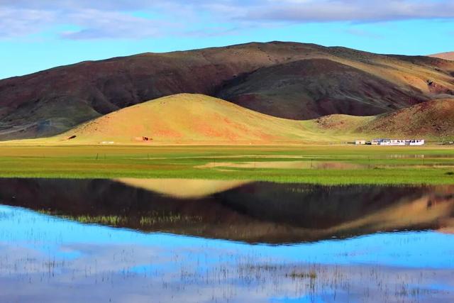 沙漠与湖泊相拥！西藏这片五彩沙丘美到犯规