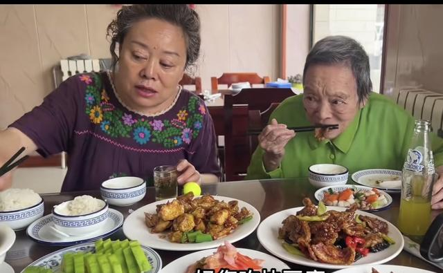 北京爷们生活：94岁姥姥接回小院	，状态不错 一家人其乐融融 真