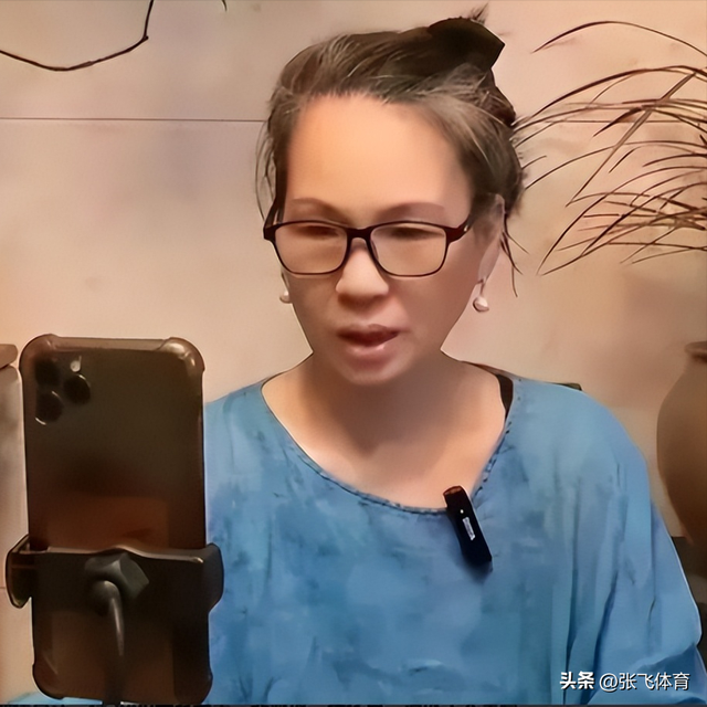 赖昌星妻子曾明娜现状，独居3000平老宅，做饭弄花草活成人生赢家