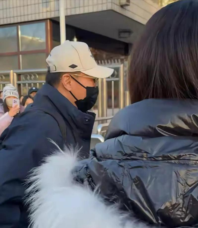 朱媛媛去世不到1年，52岁辛柏青现身春晚彩排，恶心的一幕出现了