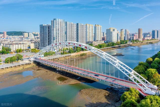 丹东vs大连，避暑谁更有优势？不是大连去不起而是丹东更有性价比