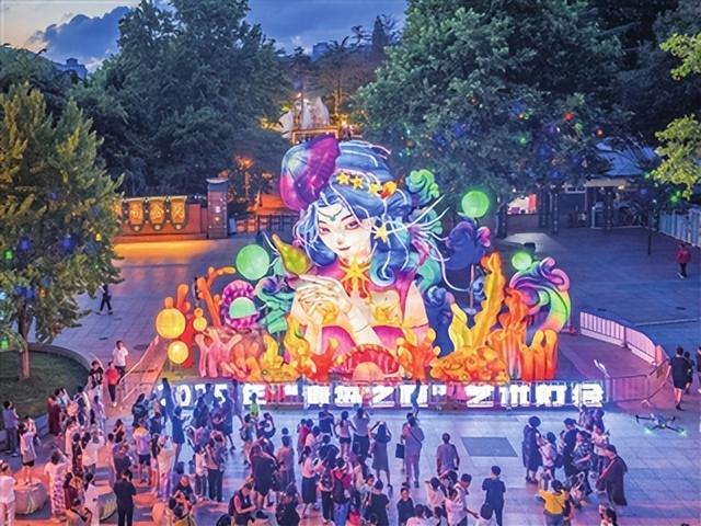 青岛灯会《海的女儿》灯组提前半小时“亮灯”