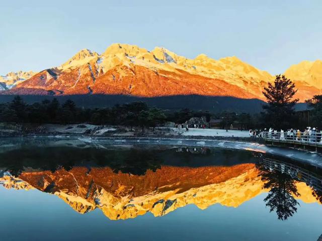 秋冬来丽江,把一年的好运都收进这场“日照金山”里