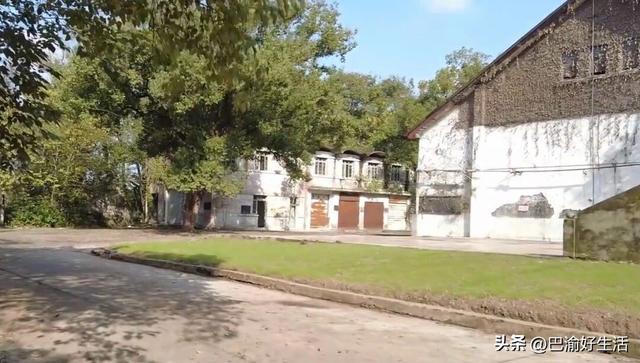 破防了！重庆大山里荒废的中专校园，原来是父母辈真正的“985”