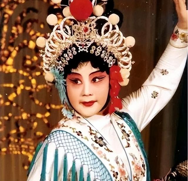 吃里爬外，永不回国？她带领30名演员选择留美，如今年过花甲归来