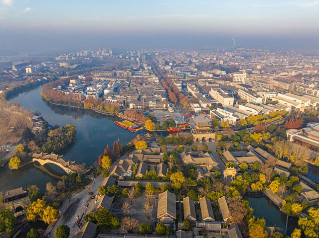 水乡冬日，晨光晕染下的大运河