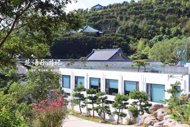浙江宁波的半岛型山体风景，有遗址也有风车公路，被誉为拍照胜地