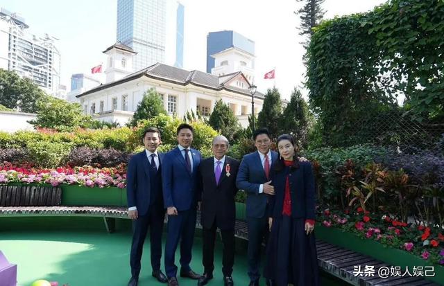 霍震霆携父子三人现身北京，霍启刚温润似雅士，霍启山帅气展风华