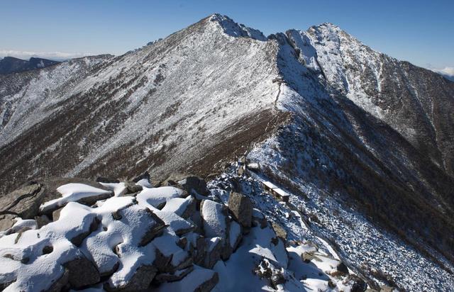 10名驴友组队挑战鳌太线，上山后问题频发，最终仅7人幸运下山
