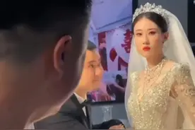 婚闹？朋友用酒对着新人喷，新娘霸气还击眼神警告，评论区沦陷图片