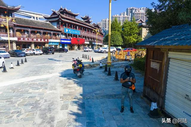 铜仁民族风情园近况比较尴尬,亲测罕有人至,游客还没工作人员多