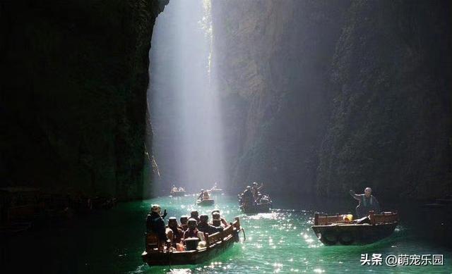 峡谷小溪清澈见底，阳光金束洒水面，小木船如仙境般飘过