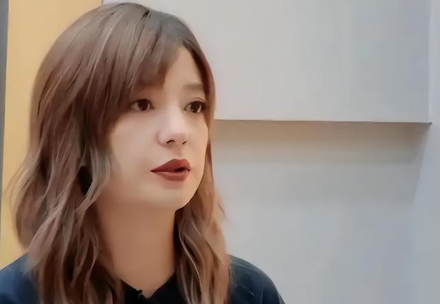 落毛的凤凰不如鸡？前途尽毁、家也散了	，但好在赵薇还有一个靠山